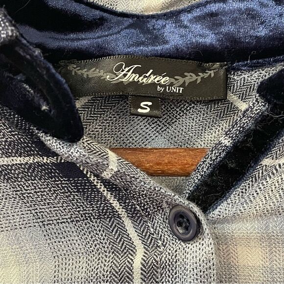 Andree by Unit Plaid Shirt with Flower Embroidery Navy White Women’s Size Small - Picture 3 of 8